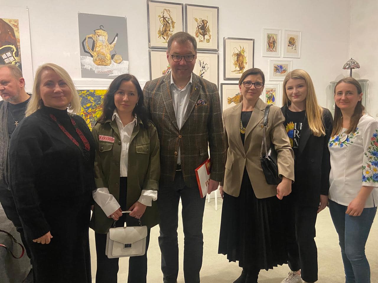 Botschafter Makejew mit Northeimer Teilnehmerinnen bei einer Podiumsdiskussion in Göttingen.
